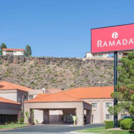 Ramada by Wyndham St George，位于圣乔治的酒店