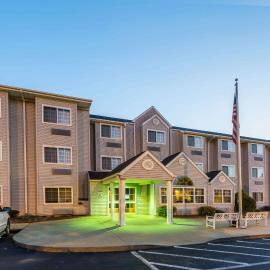Microtel Inn & Suites by Wyndham Hillsborough，位于希尔斯伯勒的酒店