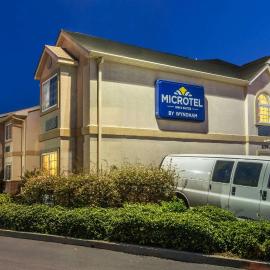 Microtel Inn & Suites by Wyndham Auburn，位于奥本的酒店