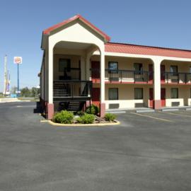 Americas Best Value Inn & Suites Macon at Eisenhower Pkwy，位于梅肯的酒店