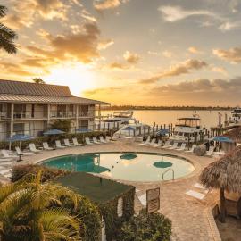Cove Inn on Naples Bay，位于那不勒斯的酒店
