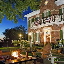 Cloran Mansion Bed & Breakfast，位于加利纳的酒店