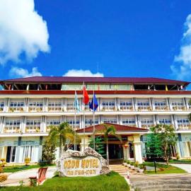 Ozon Hotel，位于Năm Căn的酒店