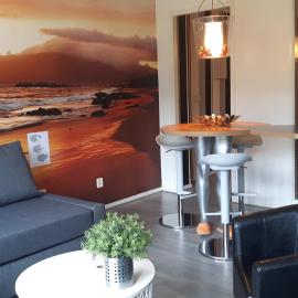 AMELAND-Appartement "TIME-OUT", eigen KEUKEN, Zonnig TERRAS, Verwarmd ZWEMBAD , nabij DORP, DUINEN en STRAND，位于霍勒姆的酒店
