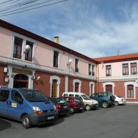 Albergue La Estación，位于利亚内斯的酒店