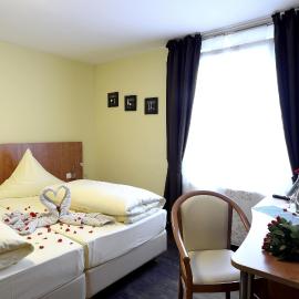 Hotel Europa - Restaurant，位于吕塞尔斯海姆的酒店