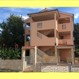 Apartments Coral, Klimno, island Krk，位于科里米诺的酒店