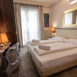 Hotel Corona，位于蒂拉诺的酒店