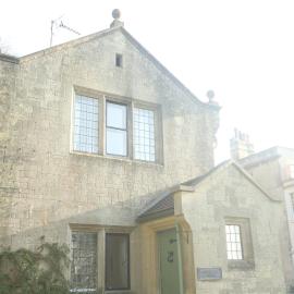 Entire Victorian Lodge in a privately gated estate with secure parking for two cars and a newly refurbished bathroom，位于巴斯的酒店