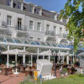 SEETELHOTEL Pommerscher Hof das Wellnesshotel im Herzen der Kaiserbäder mit direktem Zugang zur Wellnessoase Shehrazade，位于黑灵斯多夫的酒店