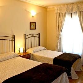 Hostal Alcántara，位于阿维拉的酒店
