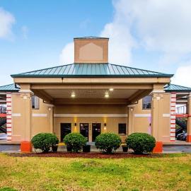 Quality Inn & Suites Dickson，位于迪克森的酒店