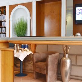 Palazzo Hotel - direkt im Zentrum，位于门兴格拉德巴赫的酒店