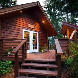 Cedar House Restaurant & Chalets，位于戈尔登的酒店