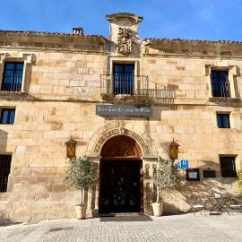 Hotel Tres Coronas de Silos，位于桑托多明戈德锡洛斯的酒店