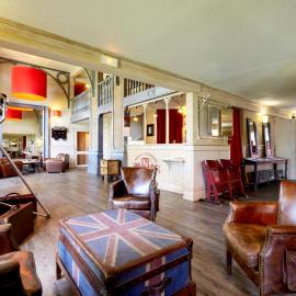 Brit Hotel Essentiel Cholet，位于绍莱的酒店
