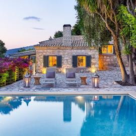 Villa Ioli- Beachfront Luxury Residence，位于伊古迈尼察的酒店