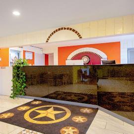 Economy Inn & Suites，位于丹顿的酒店