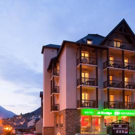 Hôtel Le Montaigu，位于吕兹-圣索沃尔的酒店