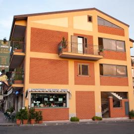 Caffè Nuovo 2 Holiday Rooms，位于特拉皮泰罗的酒店