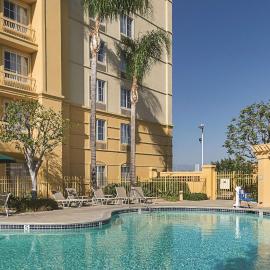La Quinta Inn & Suites by Wyndham Ontario Airport，位于安大略的酒店