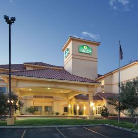 La Quinta Inn & Suites by Wyndham Albuquerque Midtown，位于阿尔伯克基的酒店