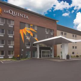La Quinta Inn & Suites by Wyndham Cleveland - Airport North，位于克利夫兰的酒店