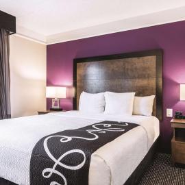 La Quinta Inn & Suites by Wyndham Shreveport Airport，位于什里夫波特的酒店