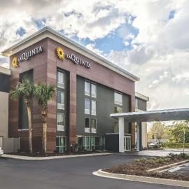 La Quinta Inn & Suites by Wyndham Myrtle Beach - N Kings Hwy,位于默特尔比奇的酒店