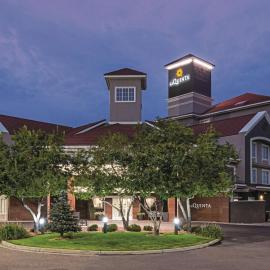 La Quinta Inn & Suites by Wyndham Denver Airport DIA，位于Montbello的酒店