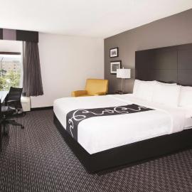 La Quinta Inn & Suites by Wyndham Charleston Riverview，位于查尔斯顿的酒店