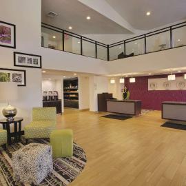 La Quinta Inn & Suites by Wyndham Detroit Metro Airport，位于罗缪勒斯的酒店