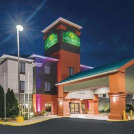 La Quinta Inn & Suites by Wyndham Louisville East，位于路易斯威尔的酒店