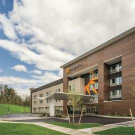 La Quinta Inn & Suites by Wyndham Clifton Park Saratoga Area 1749 Route 9，位于克利夫顿帕克的酒店