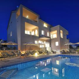 Deluxe Villa No.10 - Rooms & Apartments，位于曼德雷的酒店