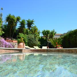 ARTS HOUSE - Cabrils, Maresme, Barcelona，位于卡夫里尔斯的酒店