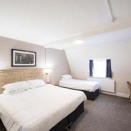 Half Moon, Sherborne by Marston's Inns,位于谢伯恩的酒店