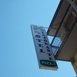 Hotel Ristorante La Bettola，位于萨索马可尼的酒店