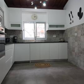Join our relaxed house near the beach - Mosteiros，位于莫什泰鲁什的酒店