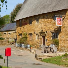 The George Inn，位于Barford Saint Michael的酒店