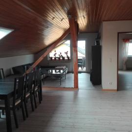 Große Ferienwohnung mit Balkon zwischen Odenwald, Taubertal und Bauland，位于Berolzheim的酒店