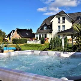 Fewo Traum, 4-Sterne FeWo's mit Pool und Whirlpool, Grillecke und neuem gemütlichen Pavillon im Garten, am Achterwasser mit Badestrand, wenige Autominuten bis zur Ostsee, Überweisung oder Bar akzeptiert，位于Neppermin的酒店