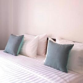 RoongThoeng Place Hotel，位于Thoeng的酒店
