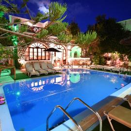 Philoxenia Hotel & Studios,位于佩里萨的酒店