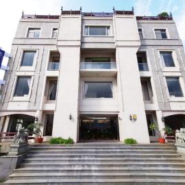 Chang Hong Hotel，位于金宁乡的酒店