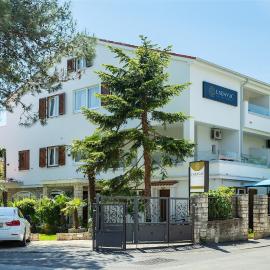 Villa Ladavac B&B，位于罗维尼的酒店