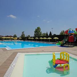 Residence Villaggio Tiglio，位于西尔米奥奈的酒店