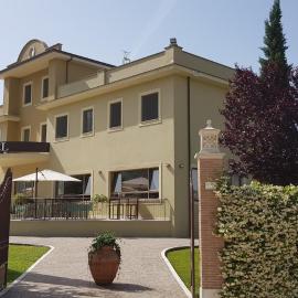 Giga Hotel,位于Villa Santa Lucia的酒店