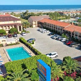 La Fiesta Ocean Inn & Suites，位于圣奥古斯丁海滩的酒店