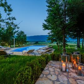 Beautiful cottage with heated pool for 22 ppl，位于Plaški的酒店